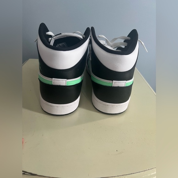 Jordan 1 Mid - Picture 3 of 4